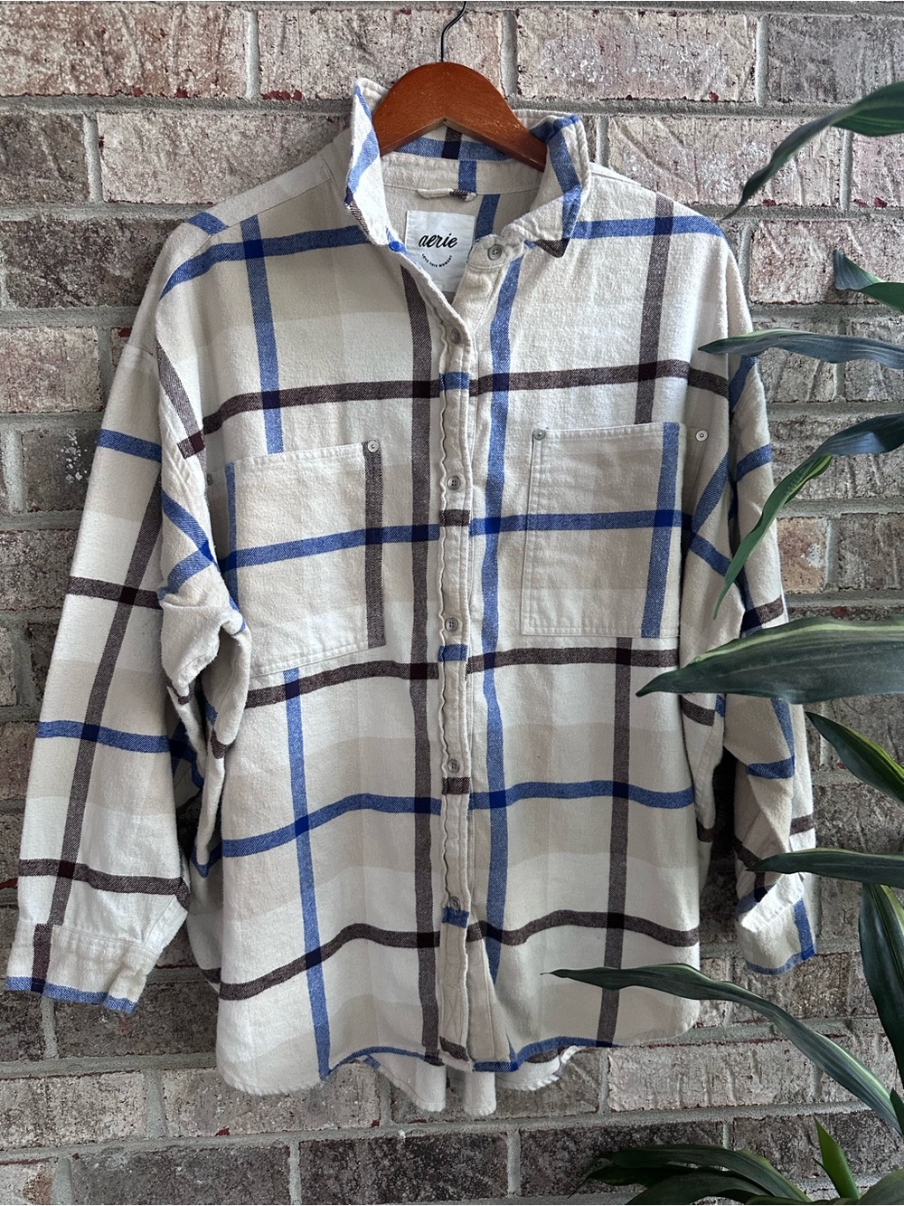 Soft & cozy aerie women’s oversized Cream & blue flannel Plaid ButtonUp Shirt XL